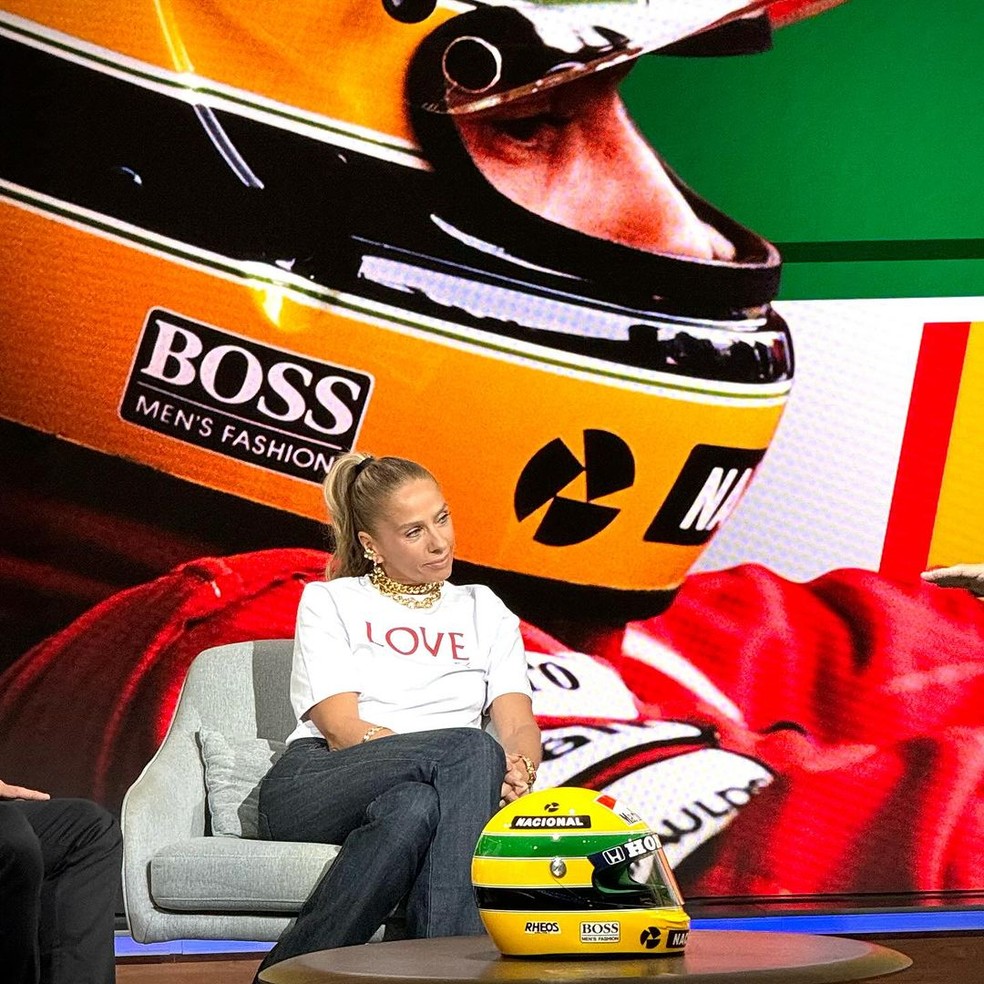 Adriane Galisteu se emociona ao acompanhar homenagem a Ayrton Senna em
