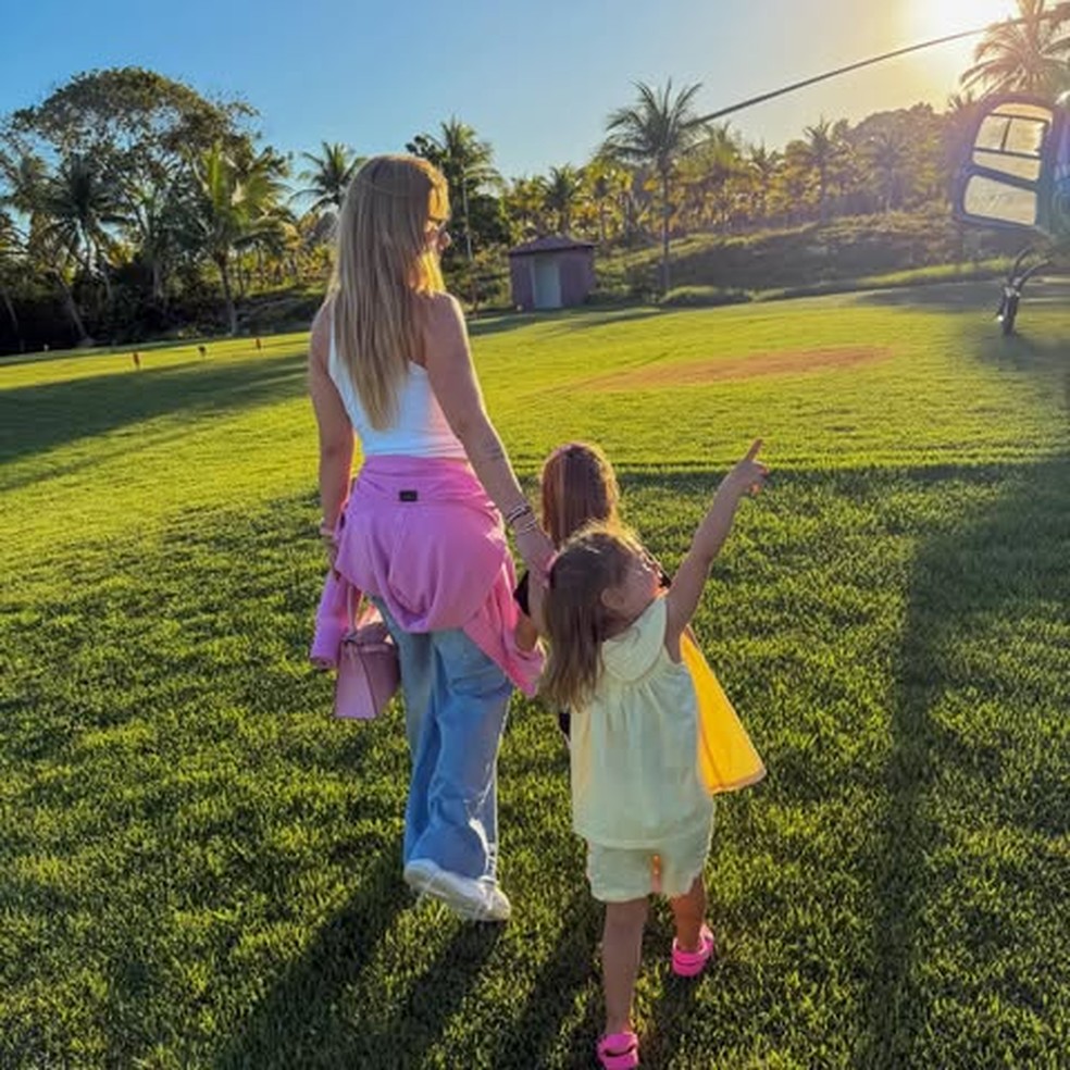 Virginia com Maria Flor e Maria Alice &mdash; Foto: Reprodu&ccedil;&atilde;o/Instagram