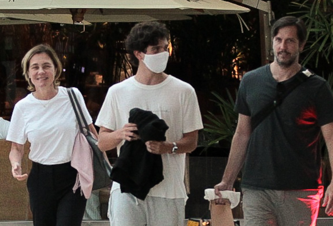 Adriana Esteves e Vladimir Brichta passeiam com o filho em shopping no ...