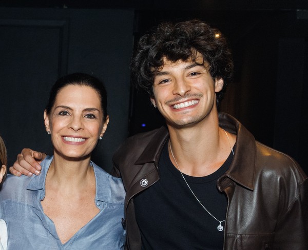 Helena Ranaldi posa com o ex-marido, o atual e o filho em noite de teatro