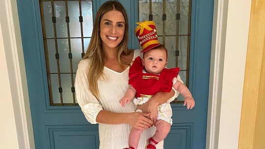Bia Feres veste filha de paquita para festejar 5 meses da bebê
