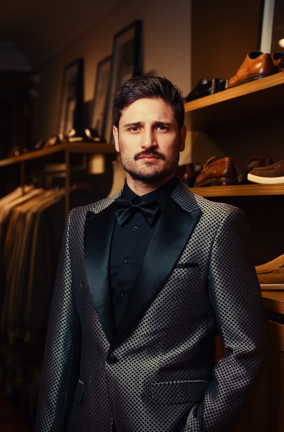 Daniel Rocha aposta em alfaiataria moderna para o Emmy Internacional