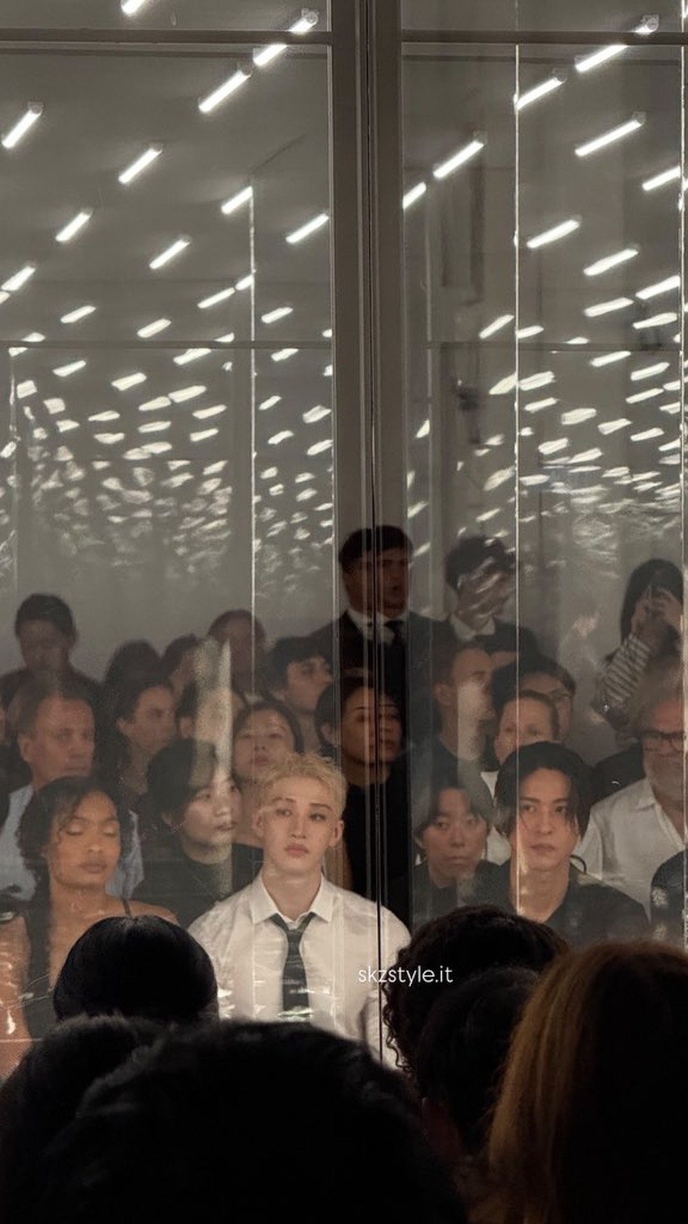 Bang Chan, do Stray Kids, rouba a cena na primeira fila de desfile da Fendi em Milão — Foto: Reprodução/X