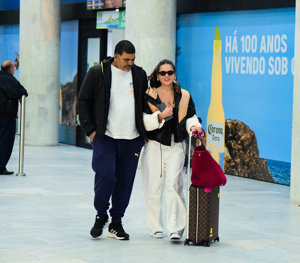 Maisa desembarca no Rio de Janeiro ao lado do pai e mala de quase R$ 24 ...