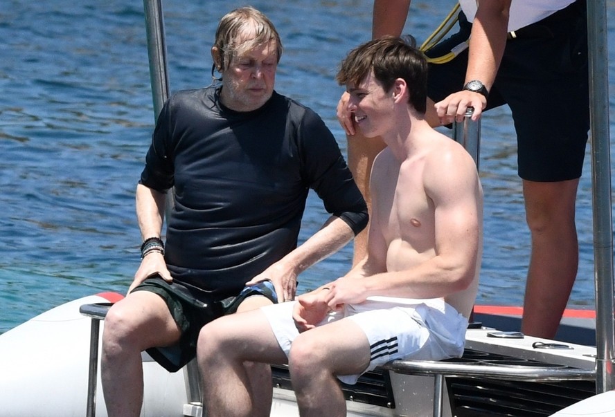 Neto de Paul McCartney chama atenção em passeio de lancha ao lado do ...