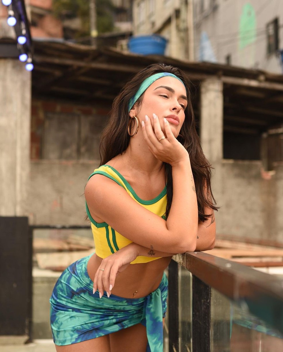 Ex-BBB Larissa Santos faz ensaio de biquíni no Vidigal