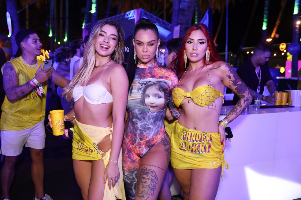 Julia Puzzuoli, DJ Nathi e Alicia X d&atilde;o beij&atilde;o triplo &mdash; Foto: BrazilNews