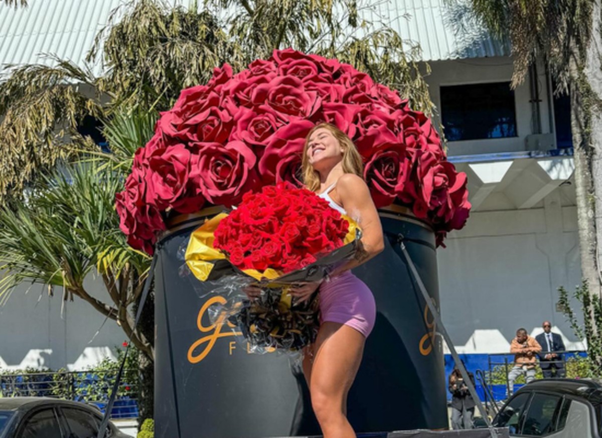 Virginia Fonseca recebe caminhão de flores; saiba qual cantor enviou o  presente