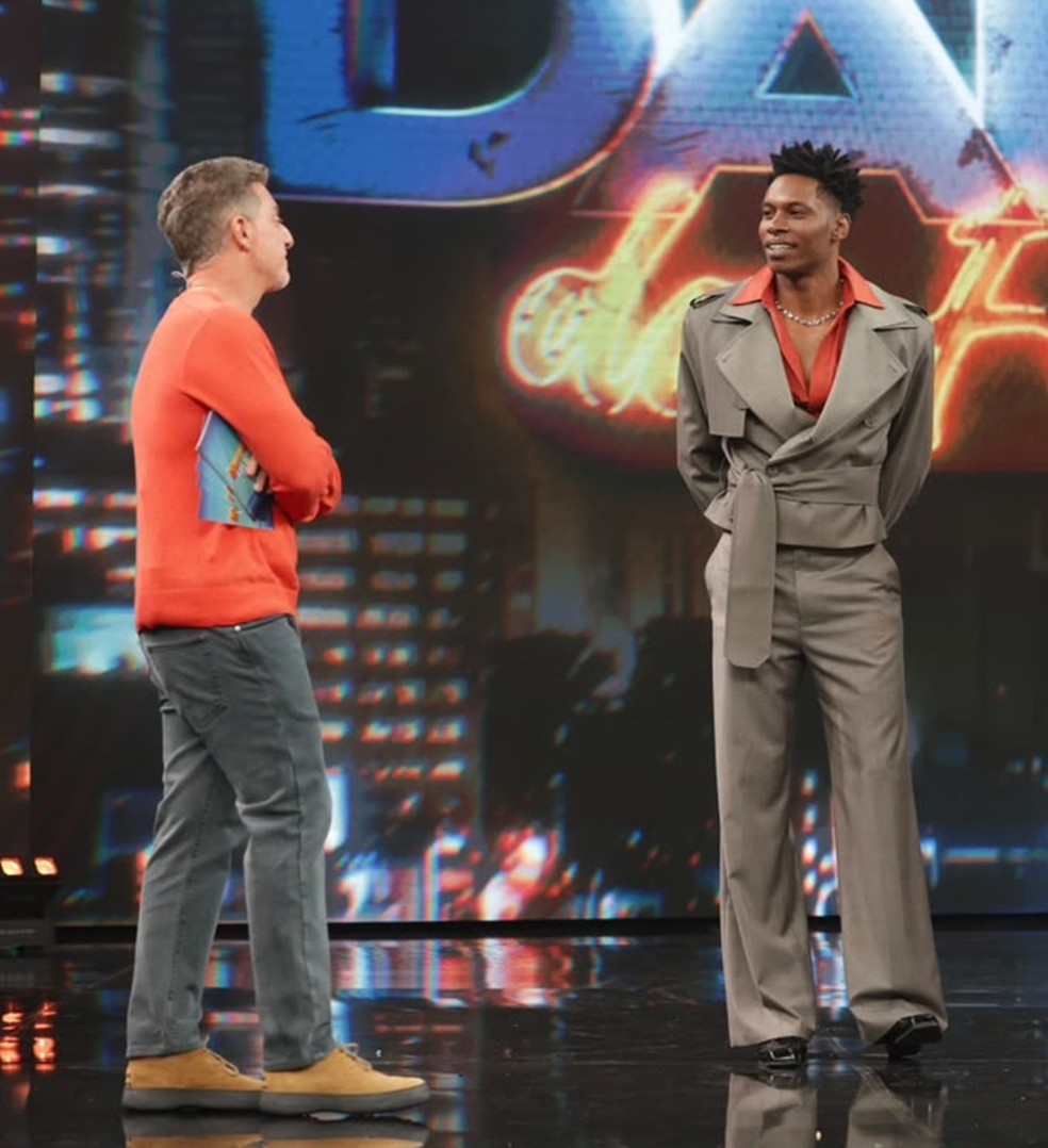 Luciano Huck interage com Breno Ferreira na apresentação do quadro 'Dança dos Famosos' — Foto: Manoella Mello/TV Globo