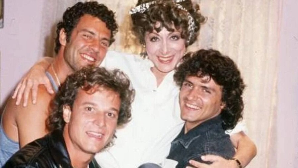 Aracy Balabanian, caracterizada como Dona Arm�nia, entre os atores Gerson Brenner, Marcello Novaes e Jandir Ferrari � Foto: TV Globo