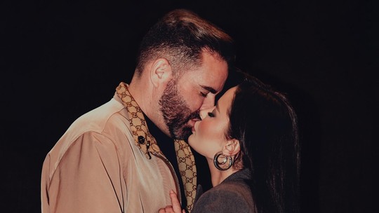 Maraisa beija muito o noivo Fernando Mocó e se declara: 'Muito amor'