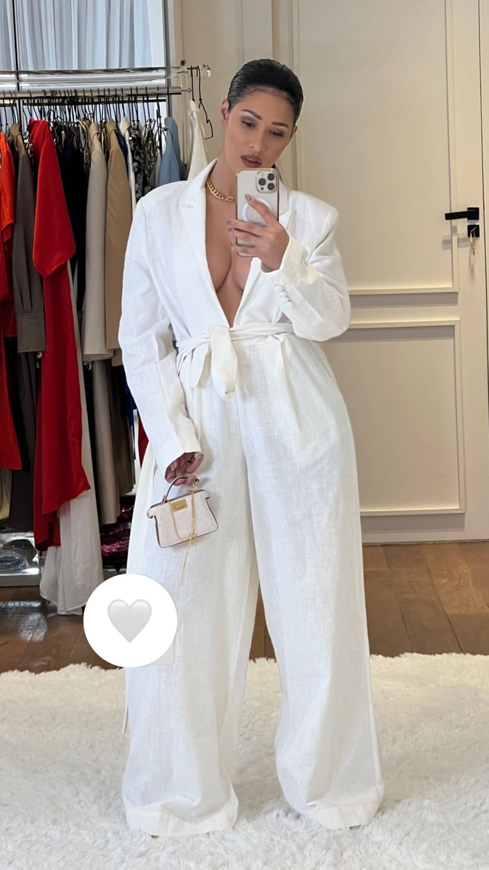 De look all white, Simaria faz selfie com decote explosivo