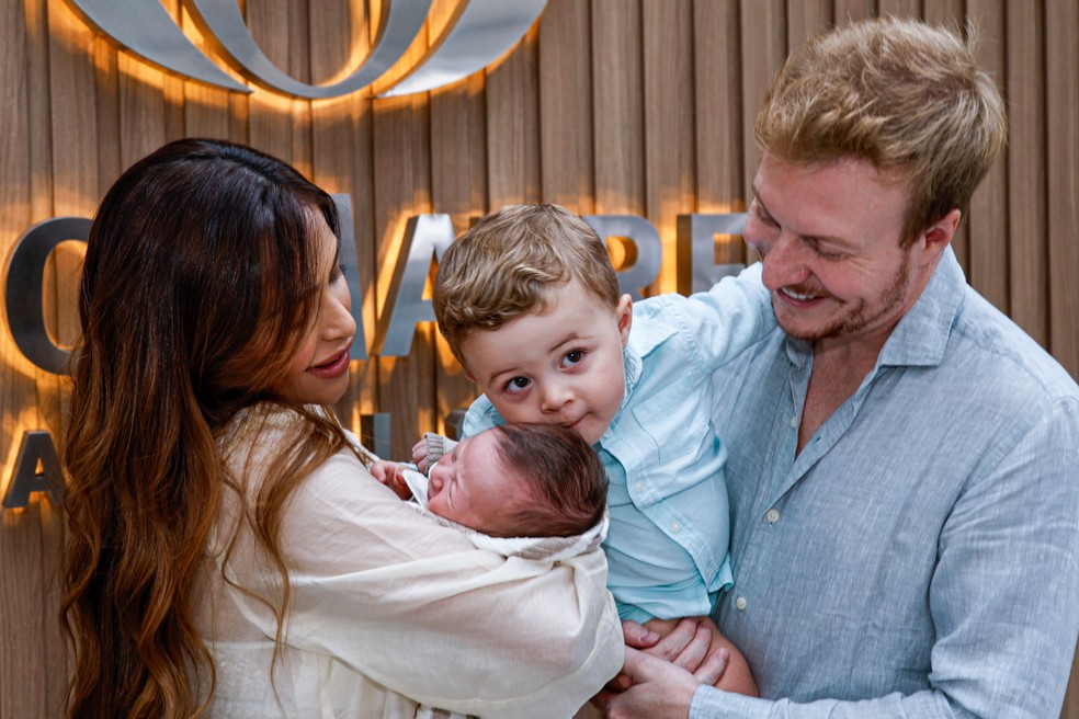 Gabi Luthai e Teo Teló com os dois filhos, Pietro e Matteo — Foto: Van Campos/AgNews