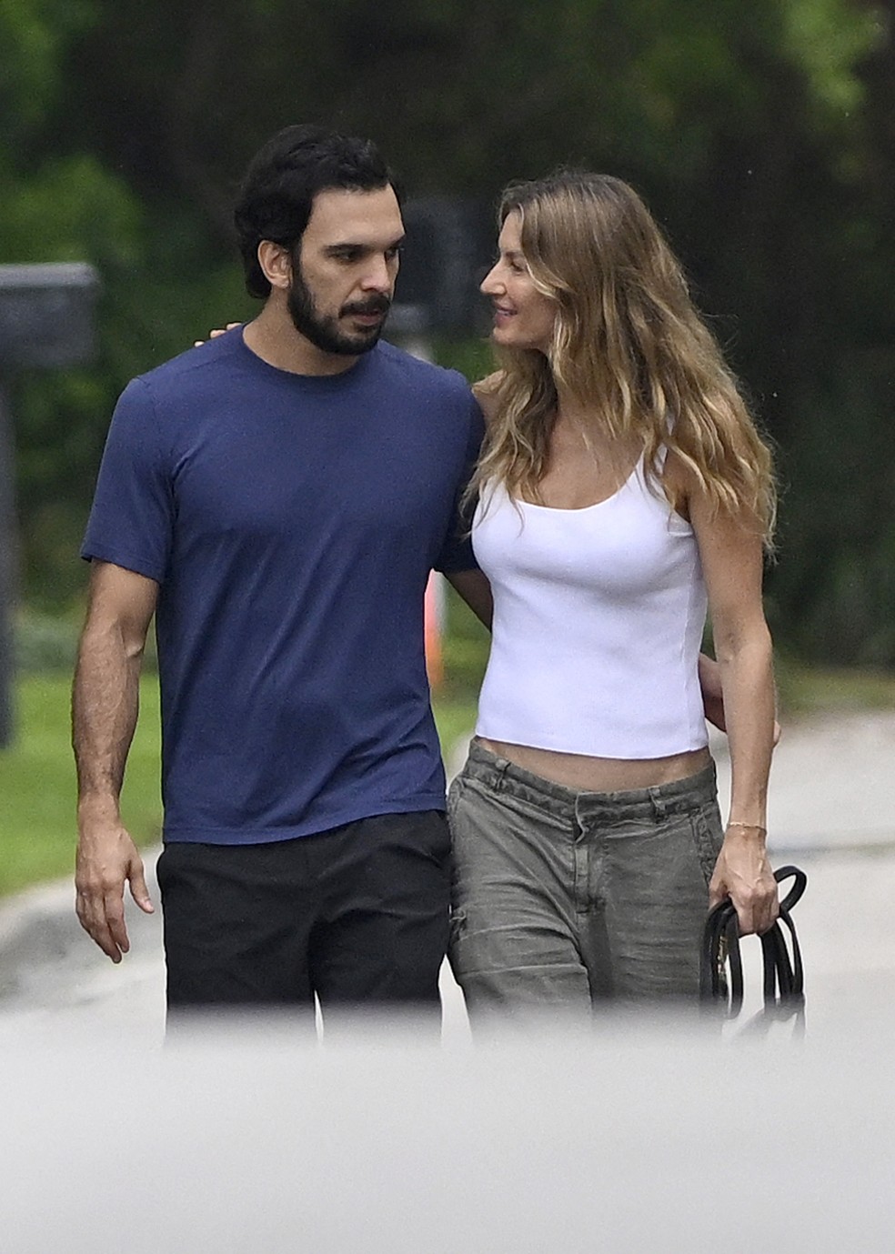 Gisele Bündchen e o namorado, Joaquim Valente — Foto: Grosby Group