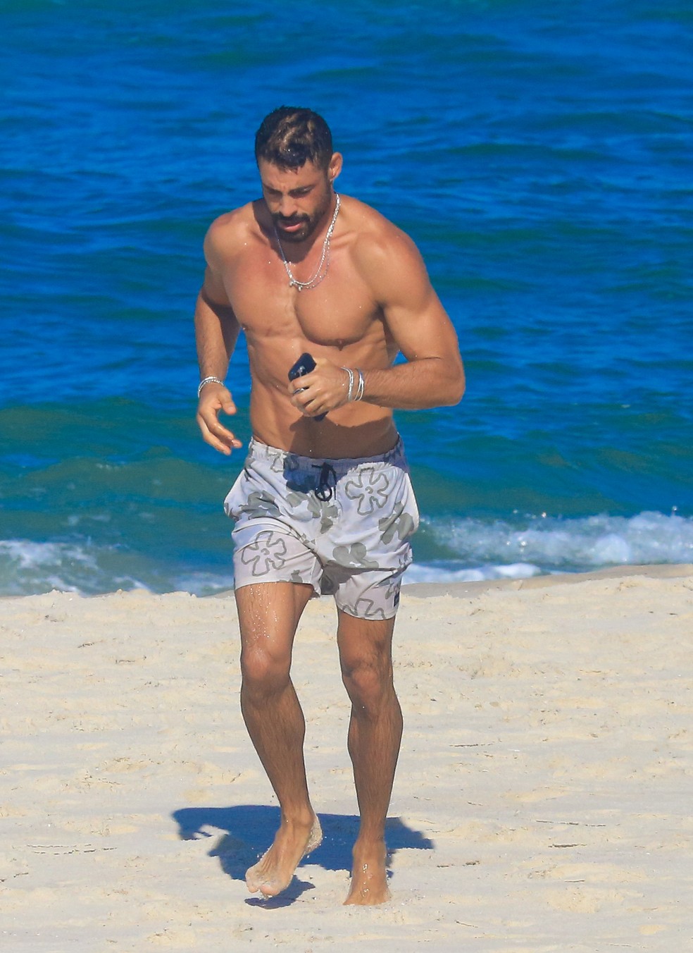 Sob o sol de outono, Cauã Reymond curte praia no Rio de Janeiro ...