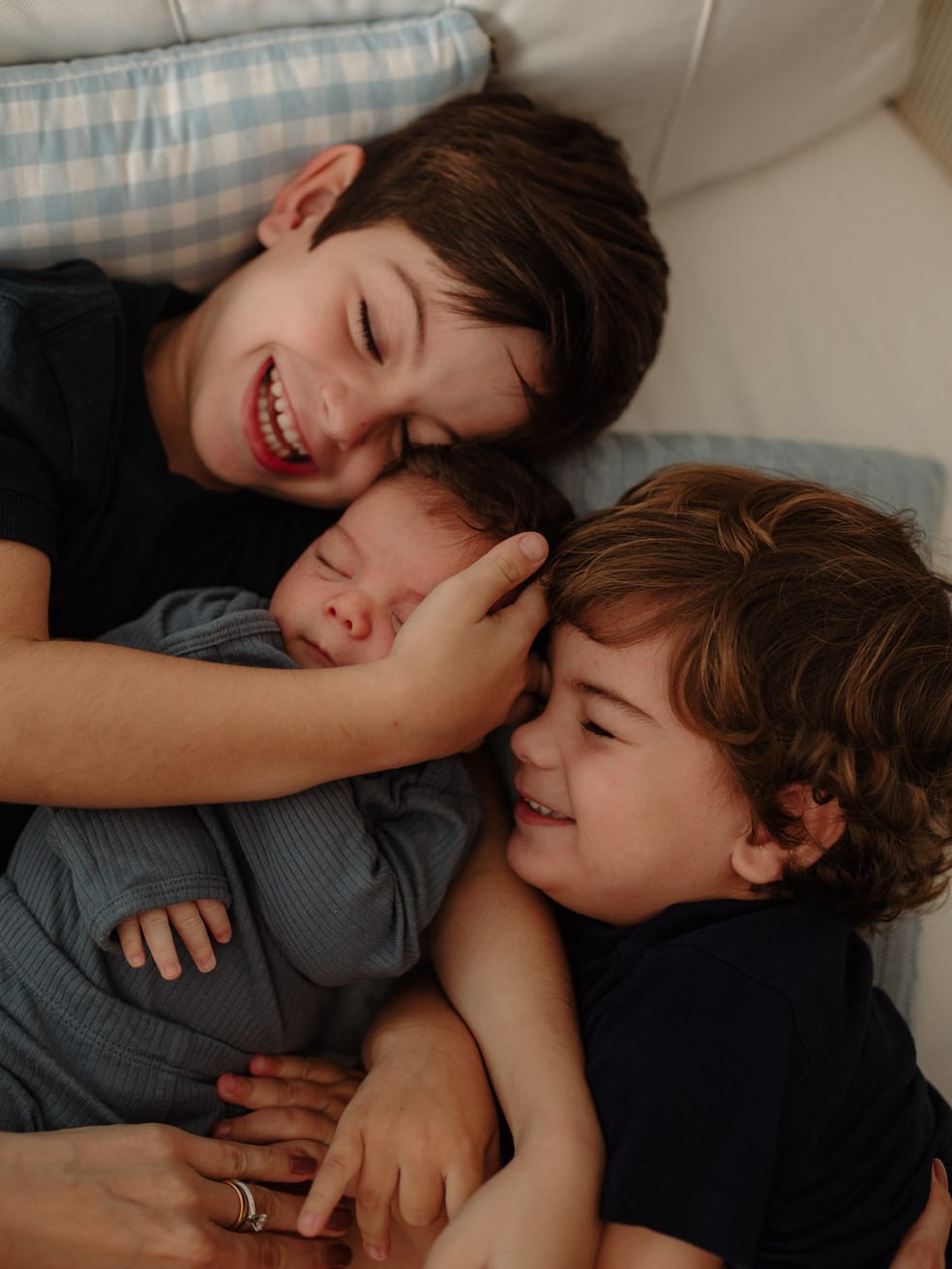 Antonio Enrico, Filippo e Vicenzo, os três filhos de Sthefany Brito e Igor Raschkovsky — Foto: Daniela Leite
