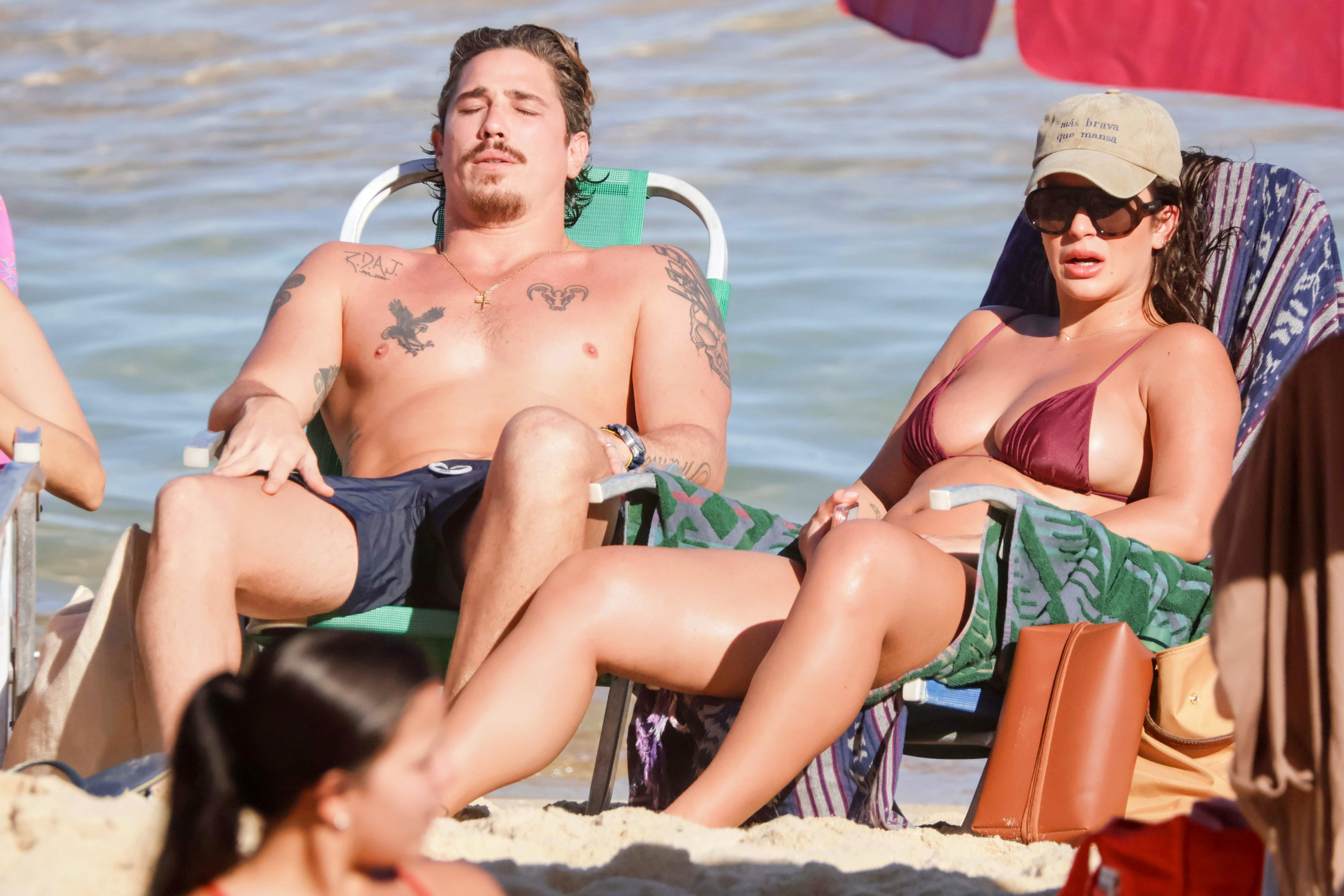 Rômulo Arantes Neto na praia: filho de galã agora é pai