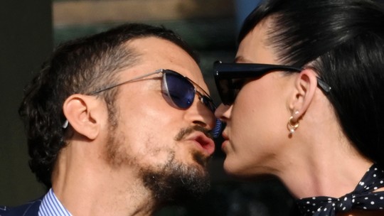 Em aparição rara juntos, Katy Perry e Orlando Bloom se beijam em jogo