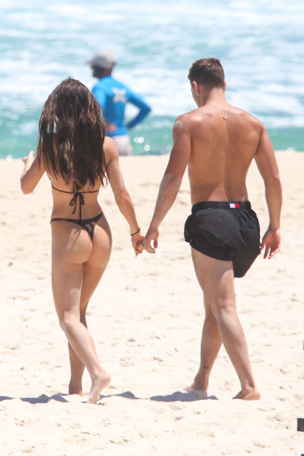 Jade Picon e André Lamoglia na Praia da Barra da Tijuca — Foto: Dilson Silva/AgNews