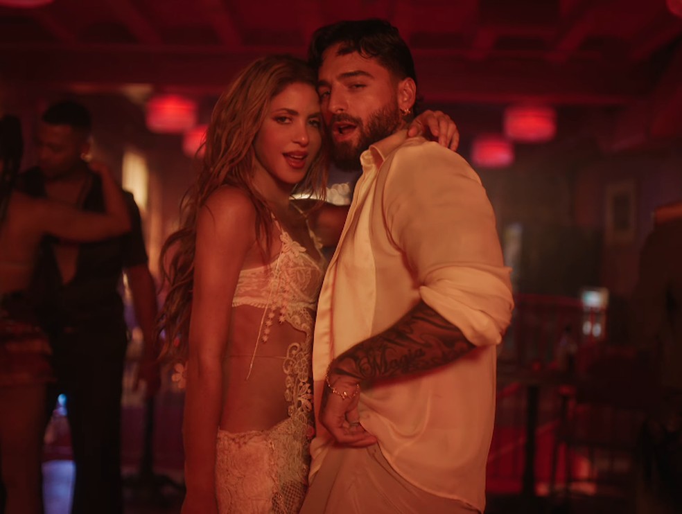 Shakira e Maluma no clipe de 'Agua', quarto feat. da dupla — Foto: Divulgação