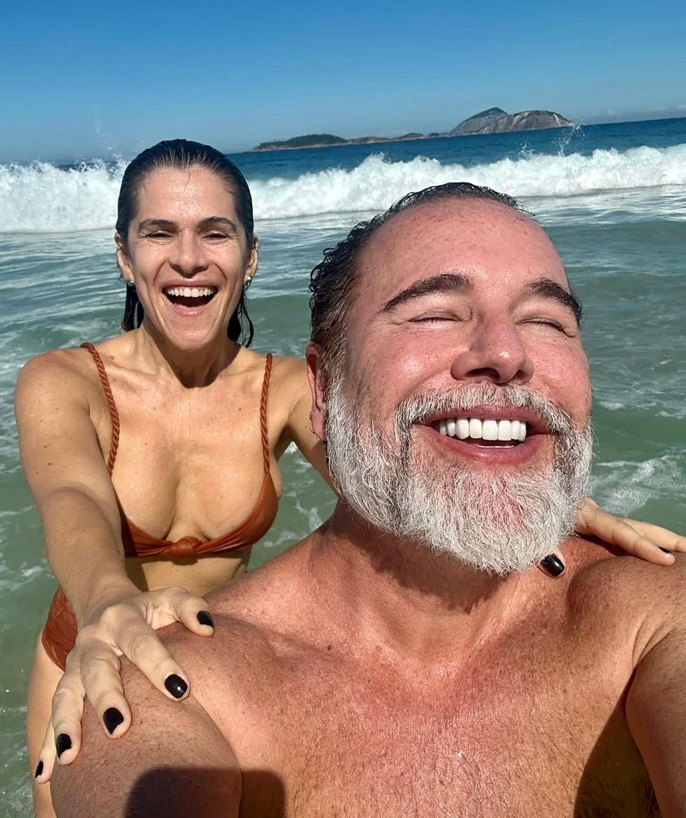 Ingrid Guimarães e Marcello Bosschar em praia no Rio — Foto: Instagram