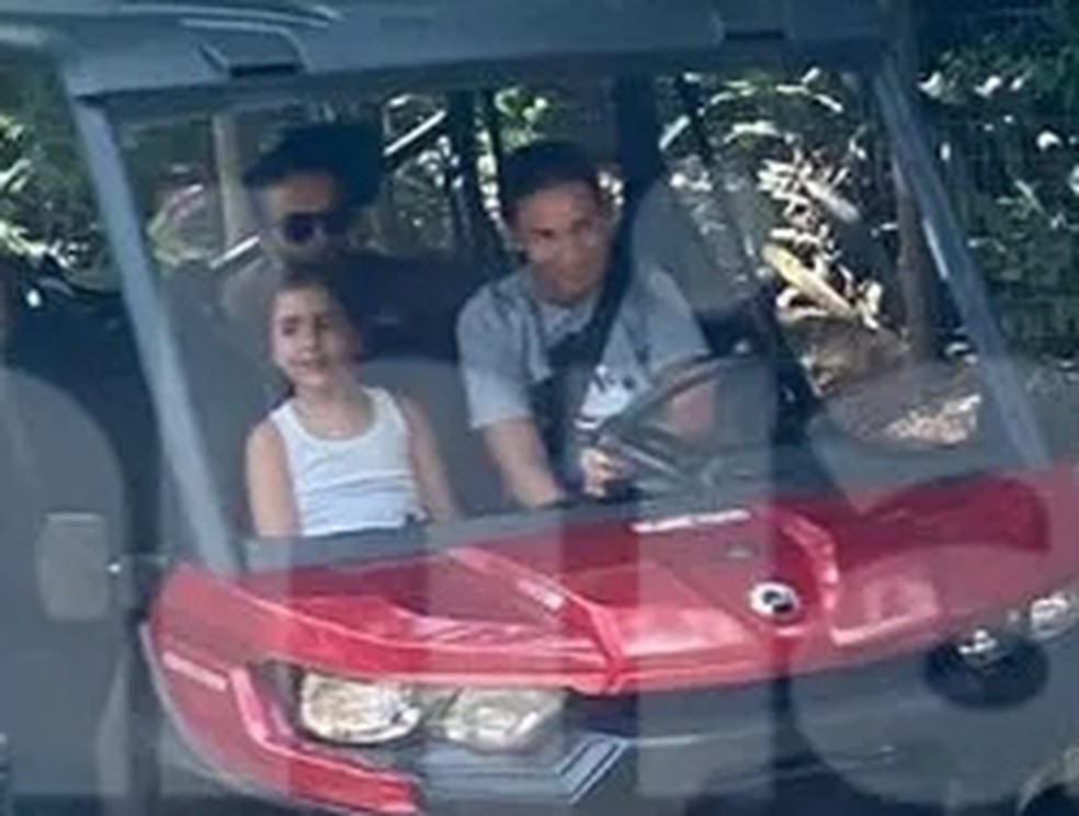 Ivete Sangalo curte dias de descanso ao lado das filhas, Marina e Helena, e do ex-marido Daniel Cady — Foto: IBahia/Reprodução