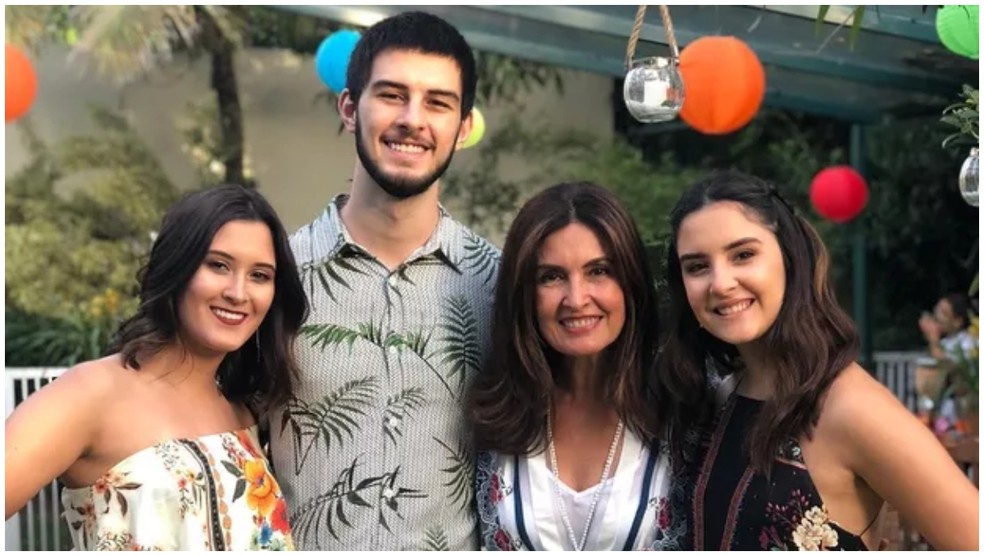 Fátima Bernardes e os filhos: Beatriz, Vinicius e Laura — Foto: Reprodução do Instagram