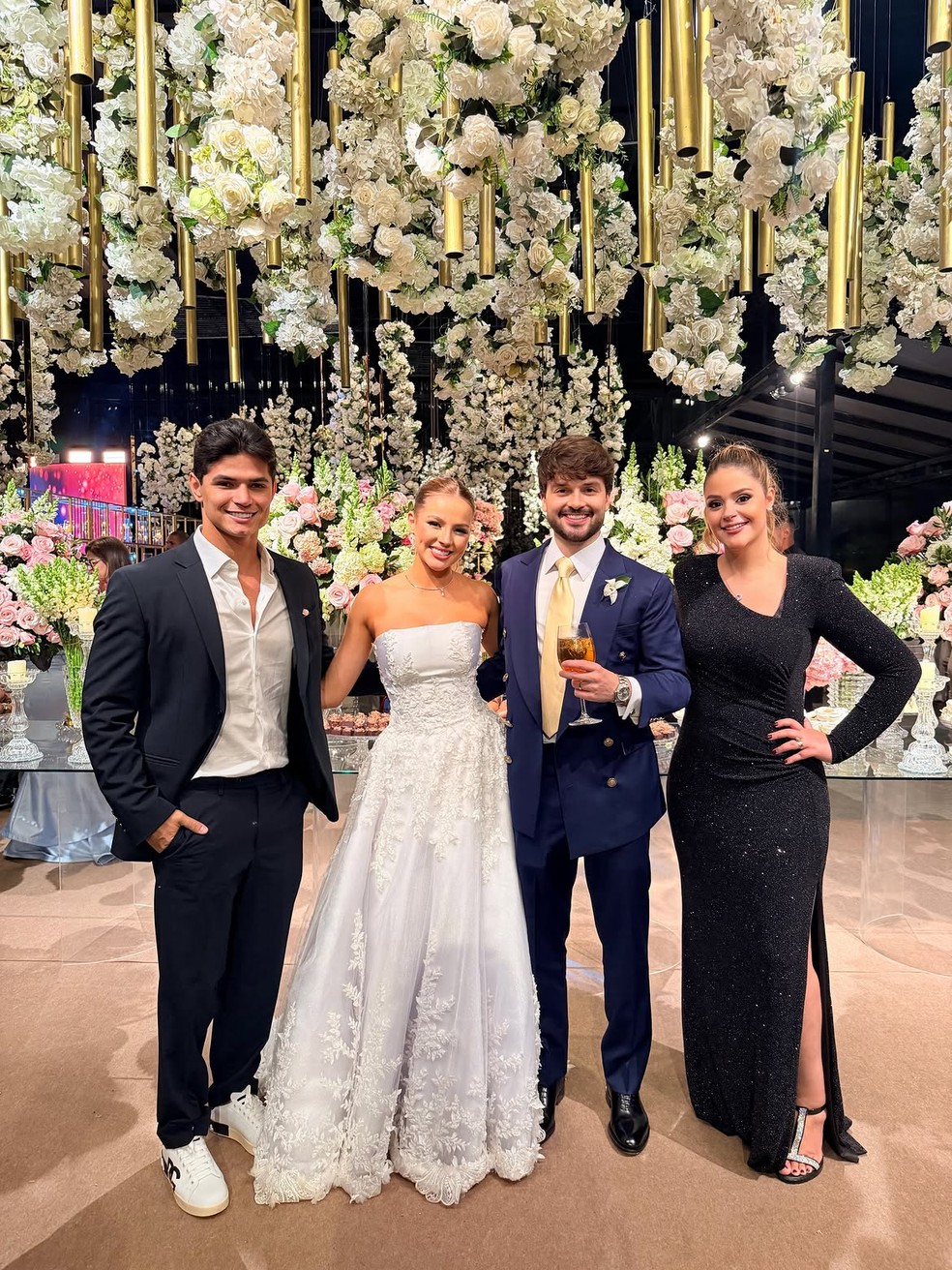 Os noivos Bela Fernandes e Joãozinho Oliveira entre o casal Cristiano e Maria Cavalcante — Foto: Reprodução/Instagram
