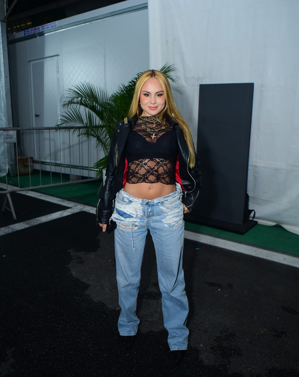 Orochi e Lara Jucah chegam juntos no The Town — Foto: Webert Belicio / Agnews