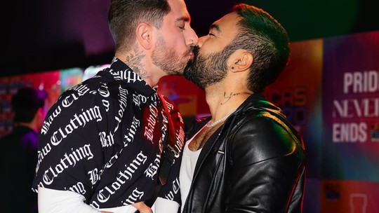 Mauro Sousa troca beijos com o marido no festival Castro, em São Paulo