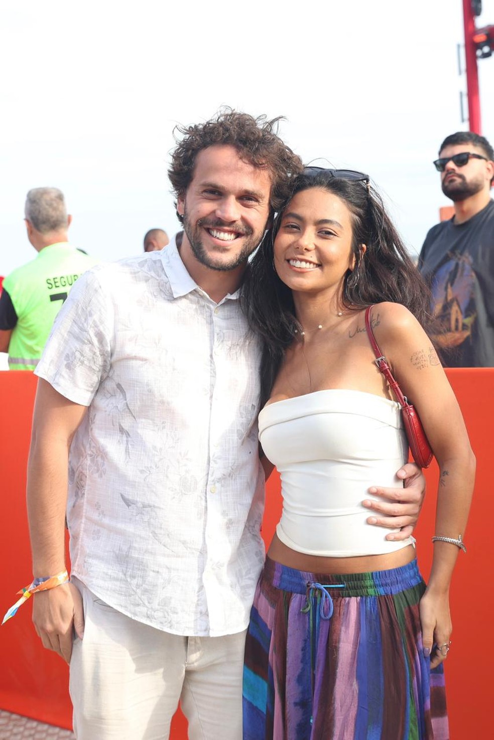 Theo Bial, e a namorada, Larissa Pinto — Foto: Roberto Filho / Brazil News