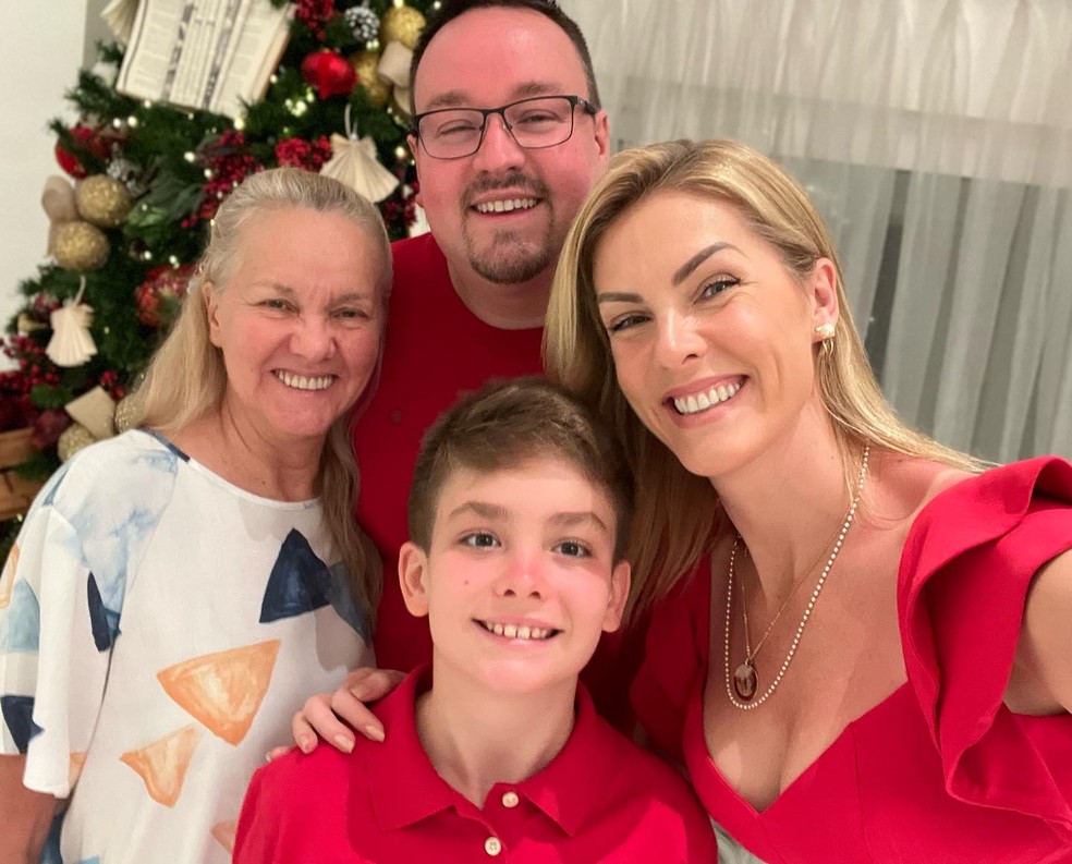 Ana Hickmann com a mãe, Reni Saath, o irmão, Luiz Carlos Hickmann, e o filho, Alezinho — Foto: Instagram