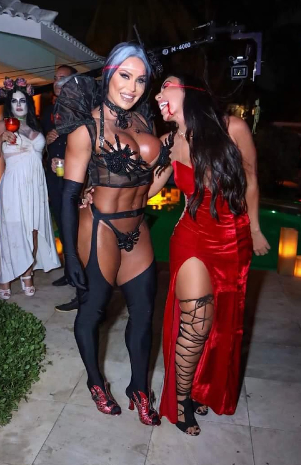 Gracyanne Barbosa e Ana Paula Larry em festa à fantasia — Foto: BDR/Divulgação