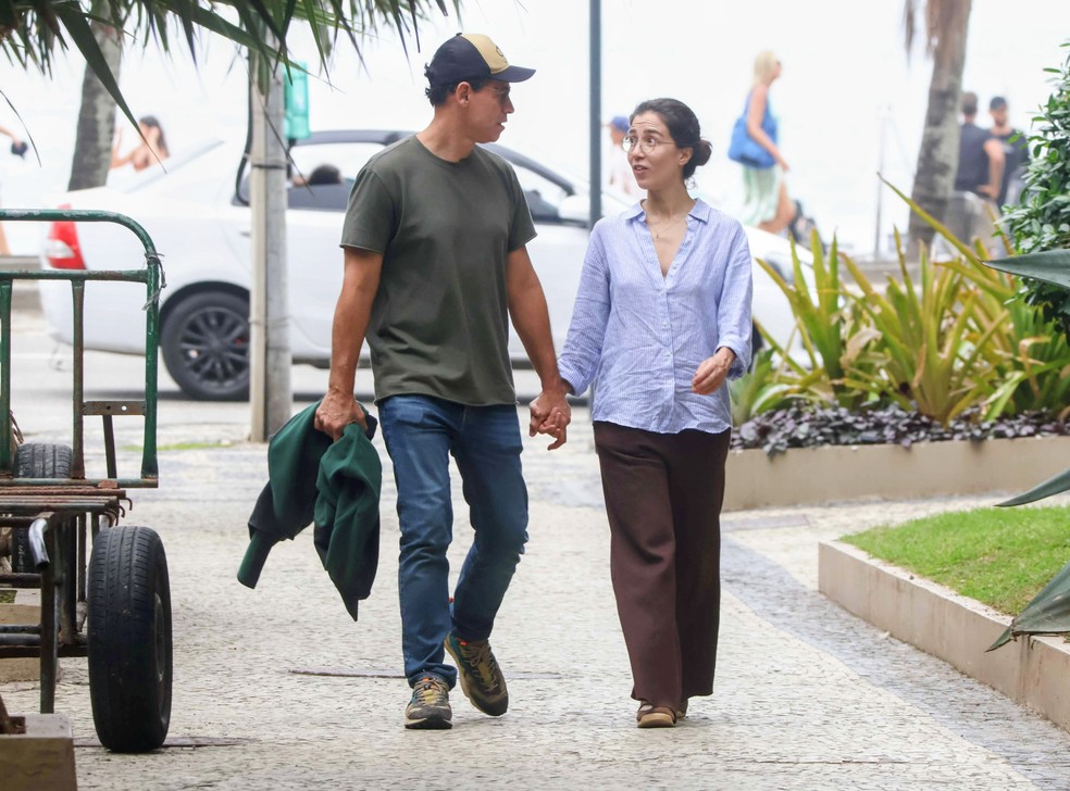 Marjorie Estiano passeia com o namorado, Márcio Maranhão — Foto: Daniel Delmiro/AgNews