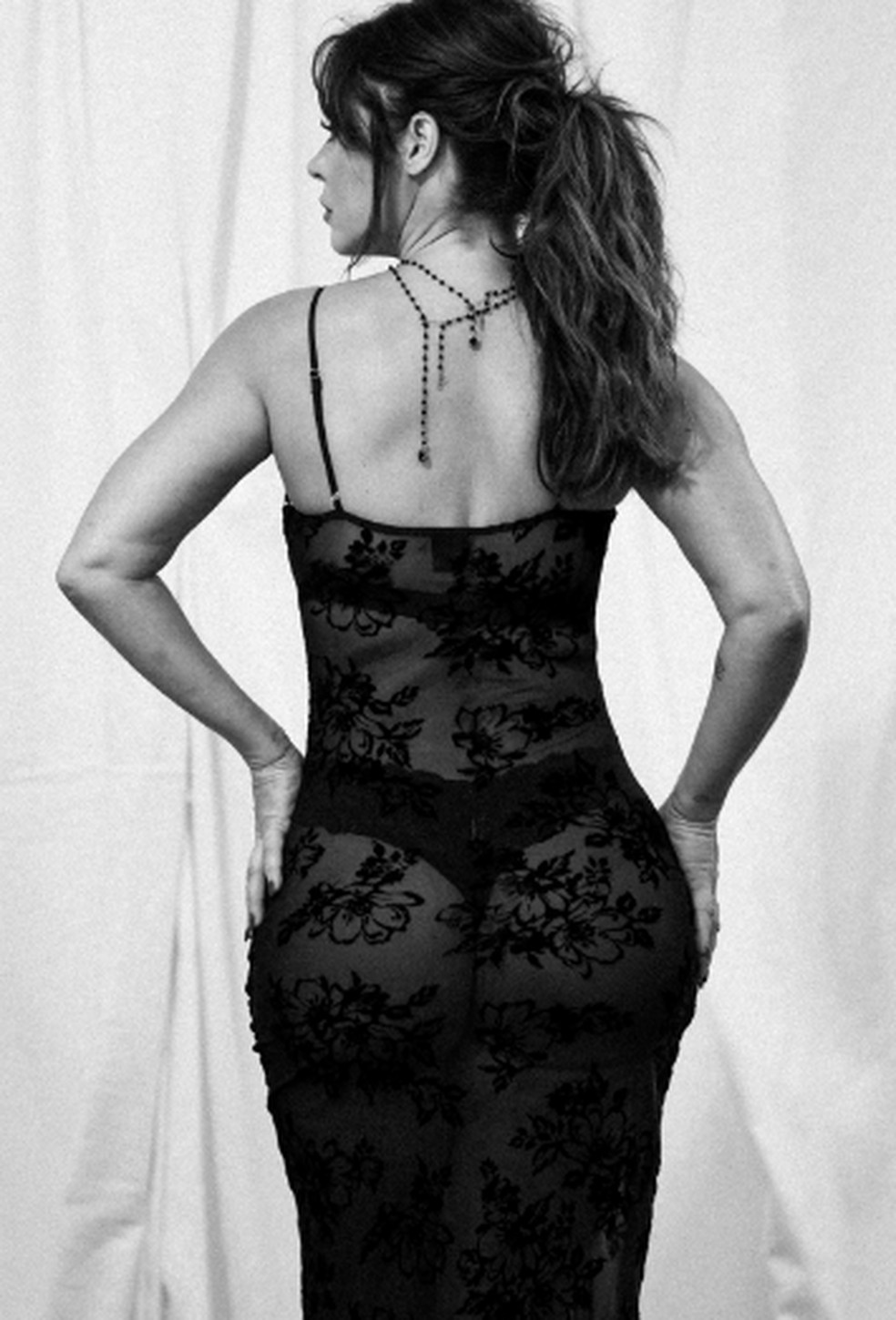 Paolla Oliveira usa vestido de renda com lingerie à mostra — Foto: Reprodução / Instagram