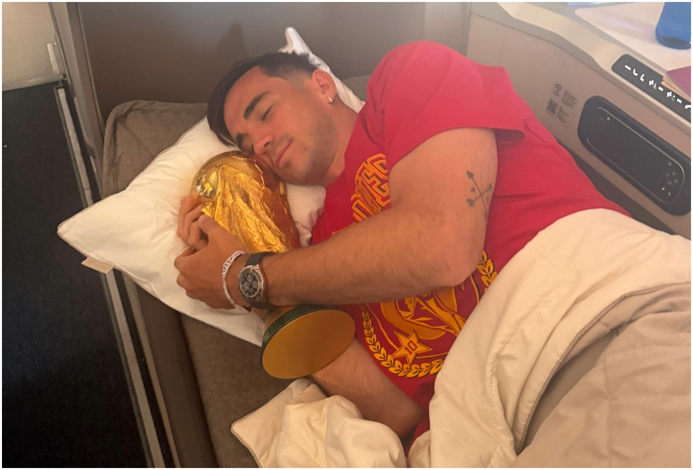 Espanhol dorme com troféu da Copa e viraliza: 'Não pertube'