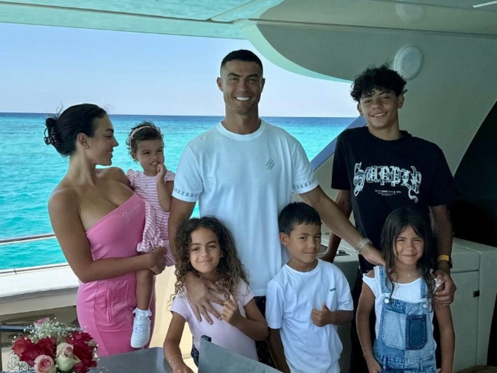 Georgina Rodríguez e Cristiano Ronaldo com os filhos, Bella Esmeralda, Alana Martina, Matteo, Eva e Cristiano Jr. — Foto: Reprodução/Instagram