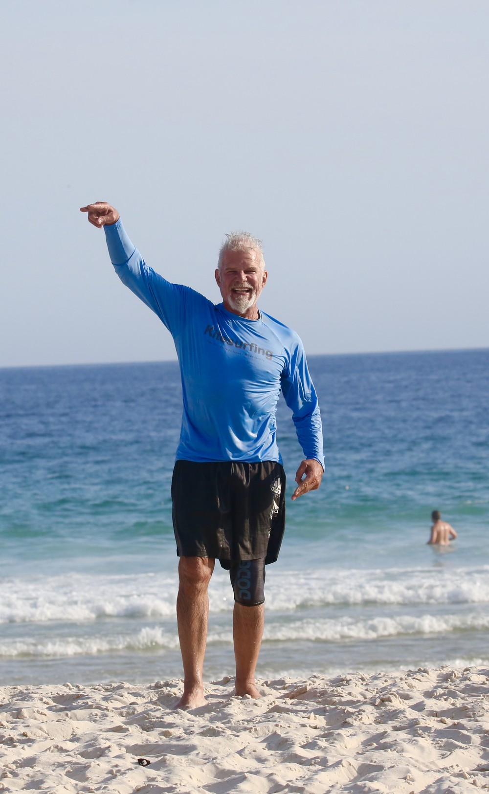 Raul Gazolla faz pose de musculoso para os paparazzi após se refrescar ...