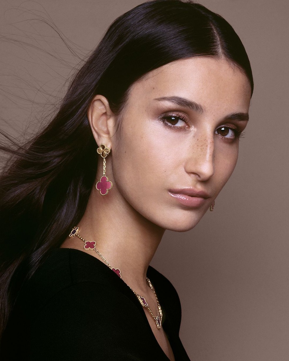 Van Cleef & Arpels apresenta Alhambra em tons de rosa translúcido — Foto: Divulgação