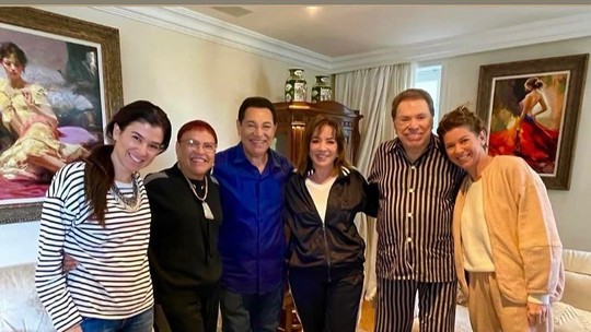 Após especulações sobre sua saúde, Silvio Santos aparece sorridente ao lado de Jassa