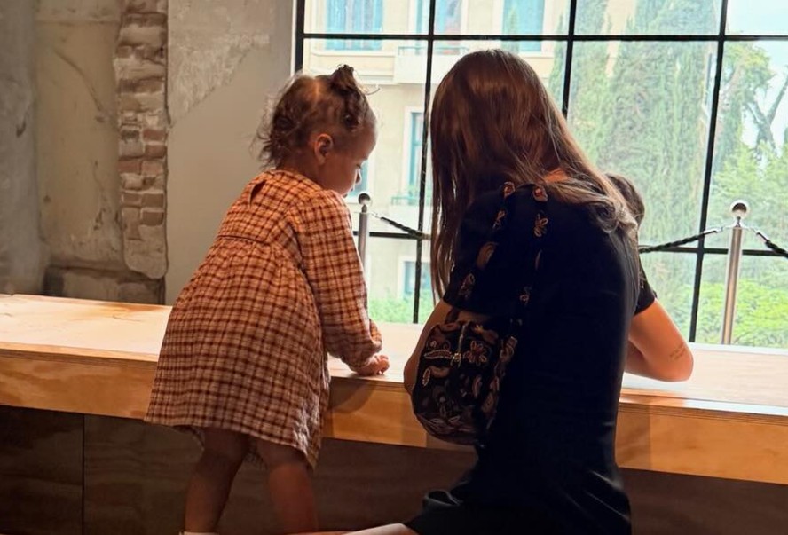 Amanda Kimberlly vai à exposição de arte com Helena, sua filha com Neymar