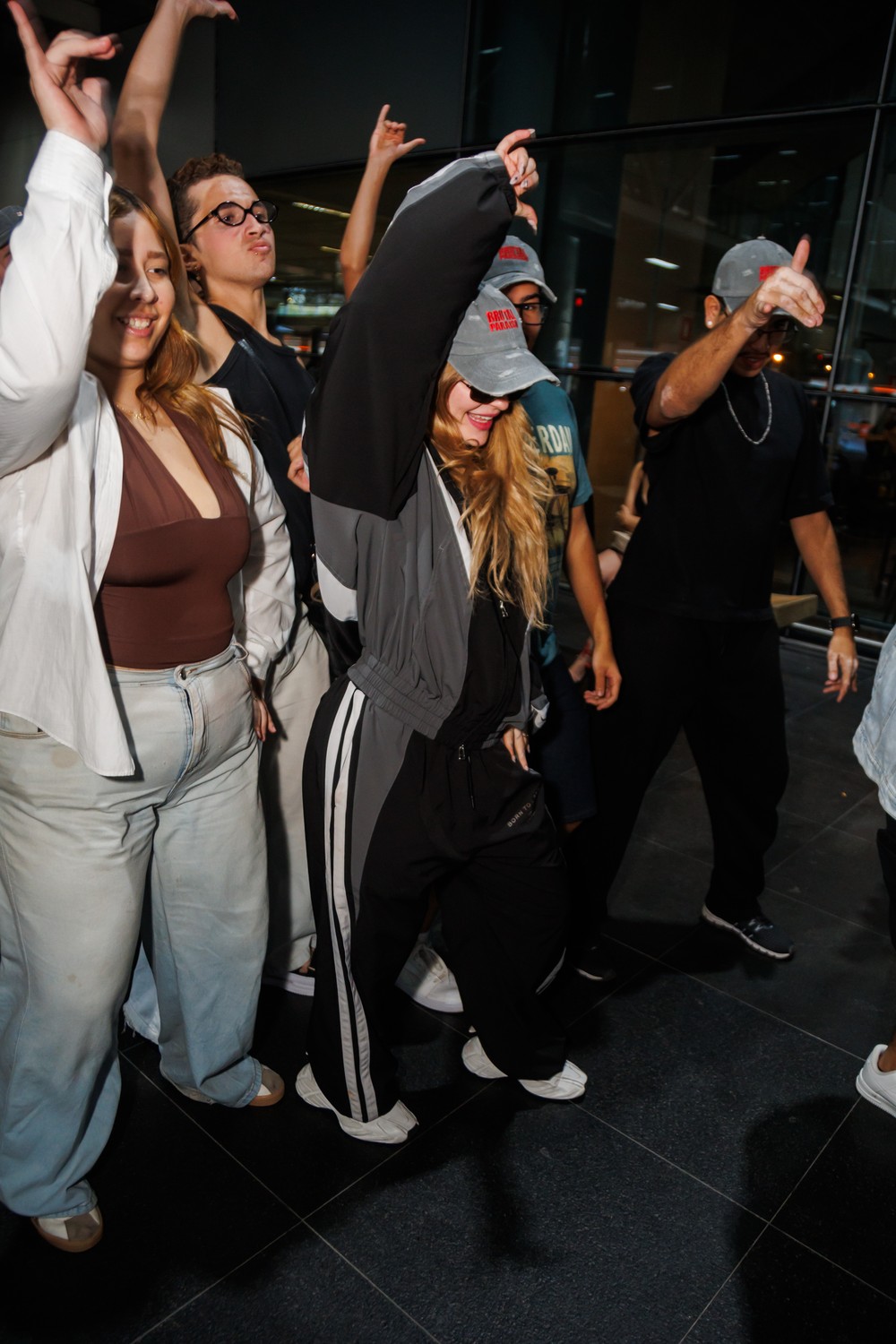 Luísa Sonza dança com fãs em aeroporto de São Paulo após shows no Coachella