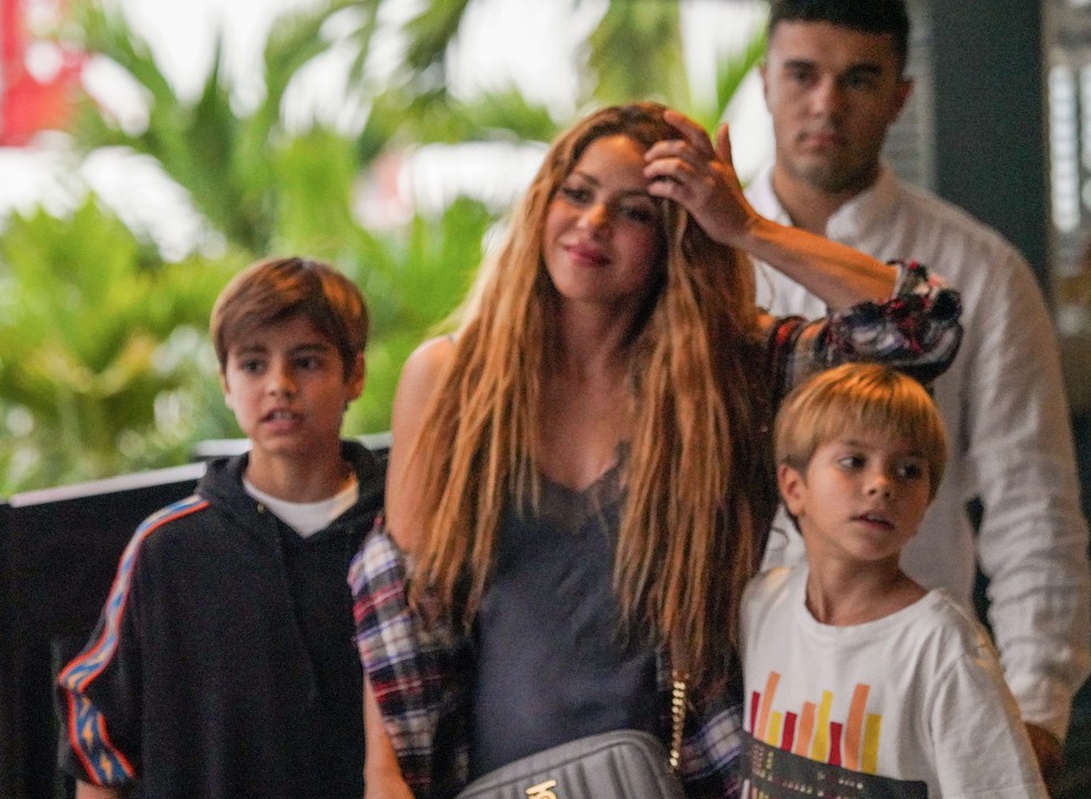 Shakira com os filhos — Foto: The Grosby Group