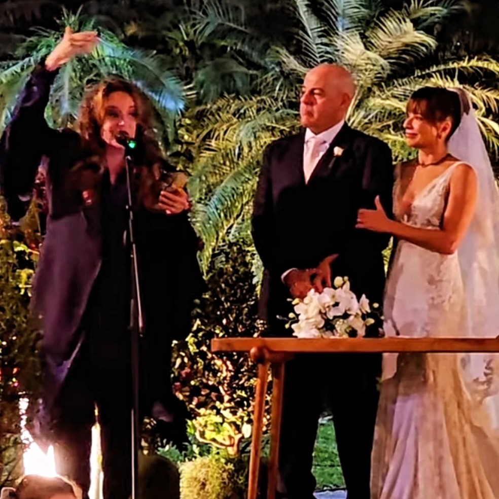 Ana Carolina participa da celebração o casamento de Anna Lima e Carlos Eduardo Teixeira Ramos — Foto: Reprodução/Instagram