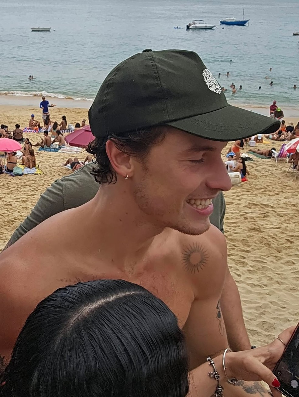 Shawn Mendes posa com fãs em praia de Salvador — Foto: Reprodução/Instagram