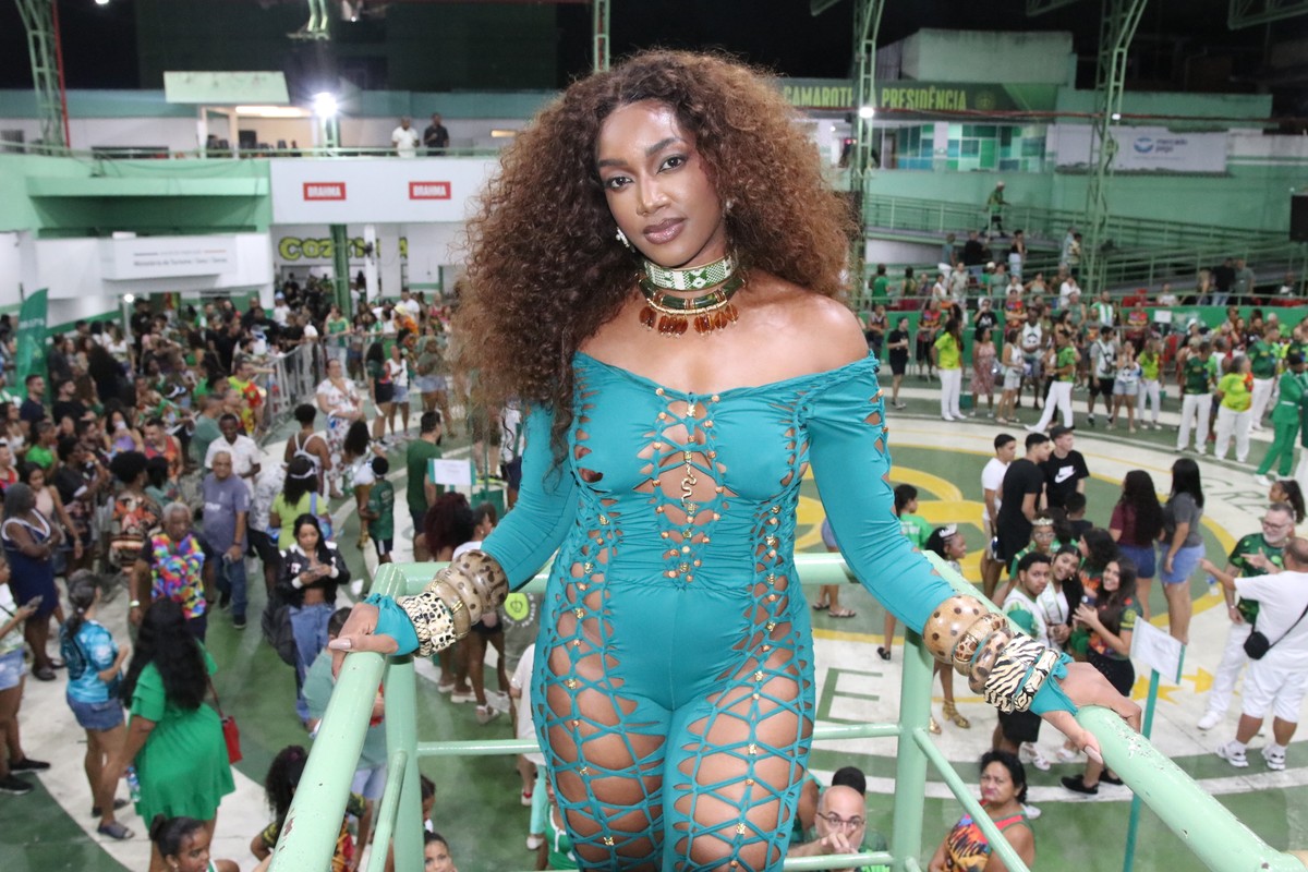 Rainha de bateria, IZA samba com macacão recortado em ensaio da