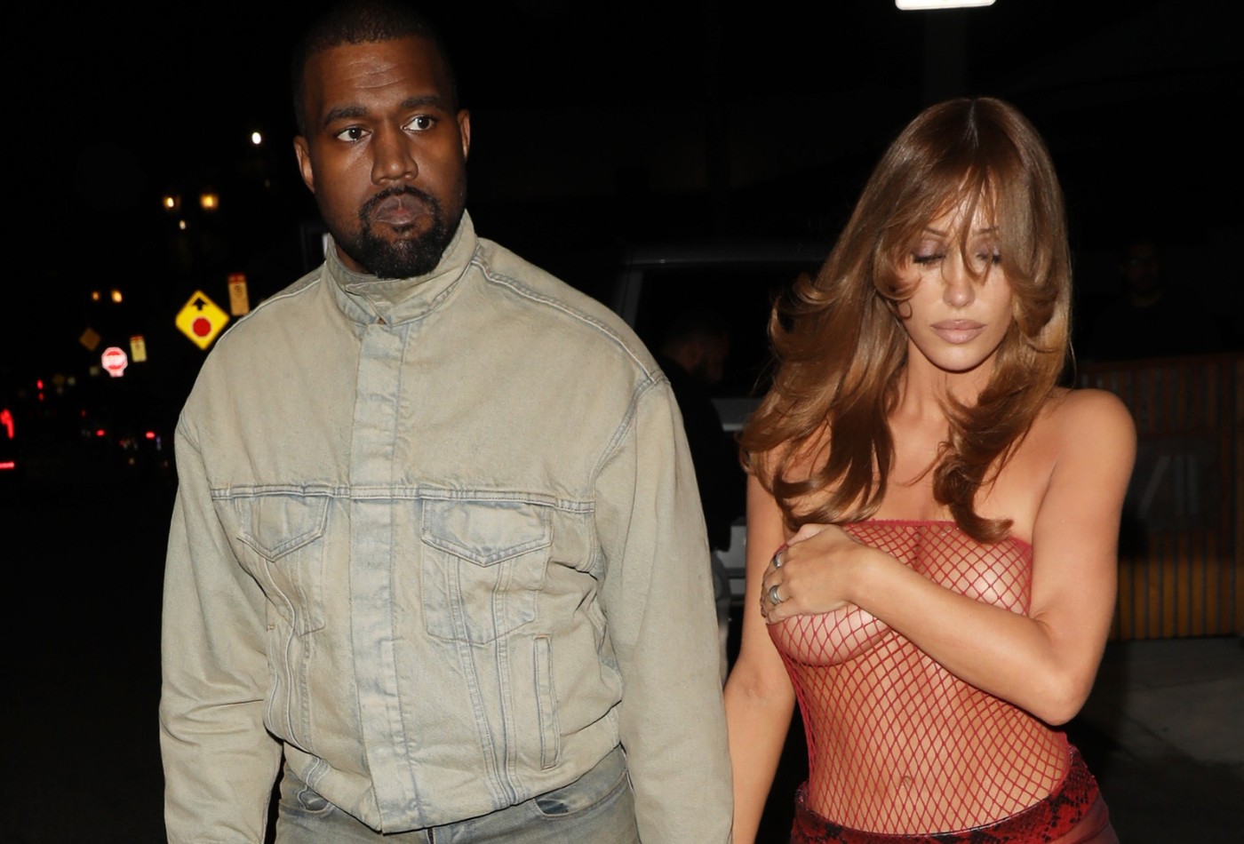 Bianca Censori explora transparência e top de rede em boate com Kanye West; veja