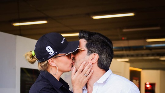 Ana Hickmann beija muito Edu Guedes antes de corrida do chef em SP