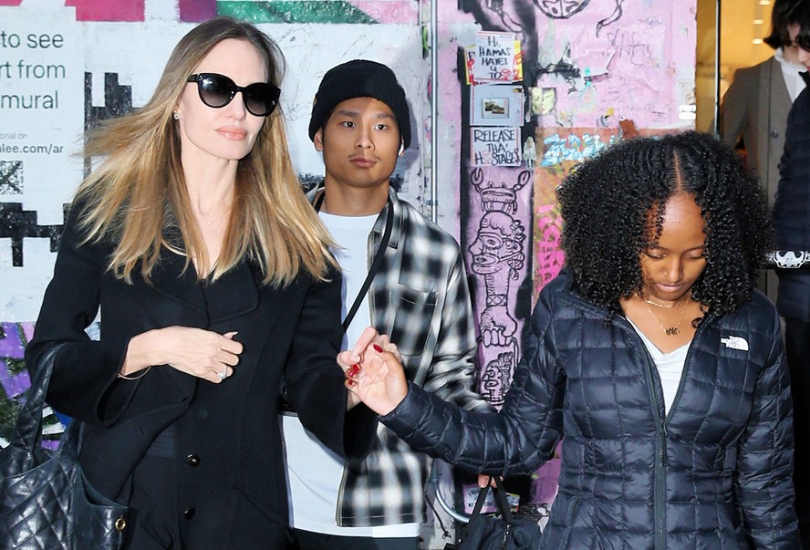 Angelina Jolie passa fim do ano com os filhos em Nova York