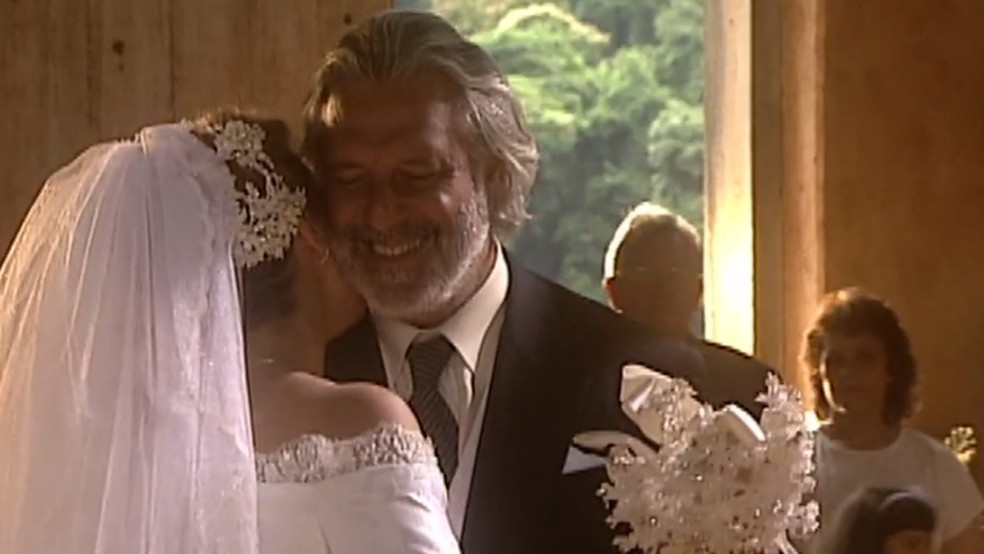 Bruno Mezenga (Antonio Fagundes) e Luana (Patrícia Pillar) se casam no último capítulo de 'O Rei do Gado' — Foto: TV Globo